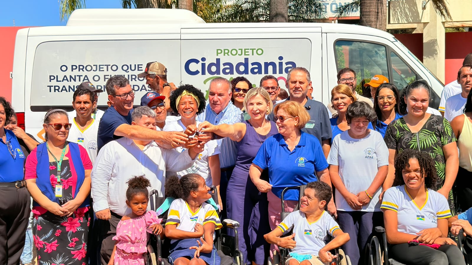 PAUTA SOCIAL - Sílvia Cristina participa da entrega de van para a Apae e recursos para o Centro Educativo Dom Bosco e o Instituto Kaleo