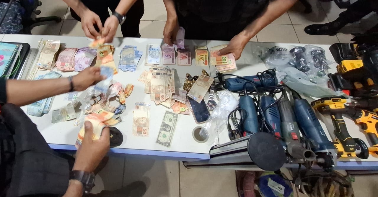 OPERAÇÃO MÁXIMUS - Polícia Militar desmonta 'boca', prende traficante e apreende arsenal de objetos e materiais
