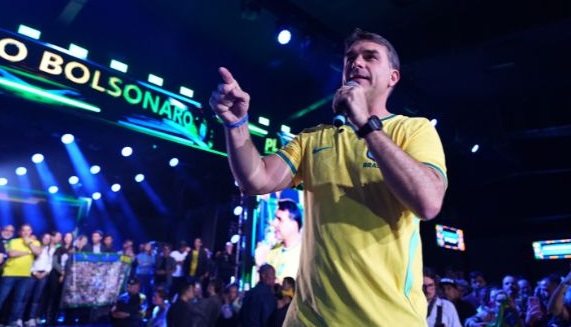RADICAL CONTRA O CRIME E A FOME - Flávio Bolsonaro discursa contra o crime e a fome em evento em SP


