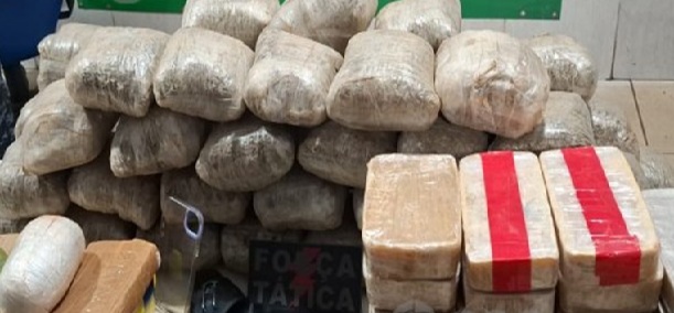 Casal é preso com quase 80 quilos de drogas e arma de uso restrito em Rondônia
