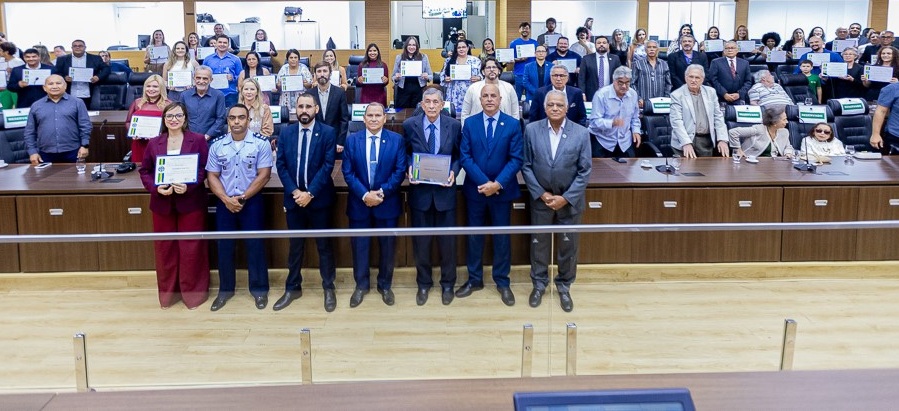 TIÃO, O MAIS JUSTO DOS TÍTULOS - Deputado Ismael Crispin concede Título de Cidadão Rondoniense ao ex-prefeito Tião Valladares e homenageia Coral Vozes do Legislativo

