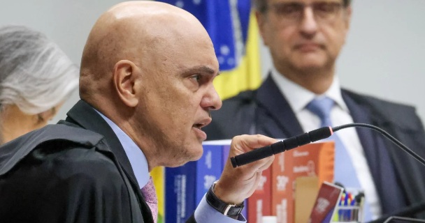 DUPLA DO MAL - Moraes diz que Bolsonaro comete “falta grave” ao ter arma em casa


