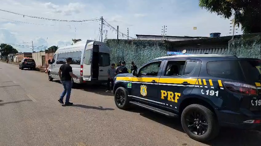 DIREITOS HUMANOS - PRF mobiliza rede de apoio e garante acolhimento digno a 17 imigrantes venezuelanos em Rondônia