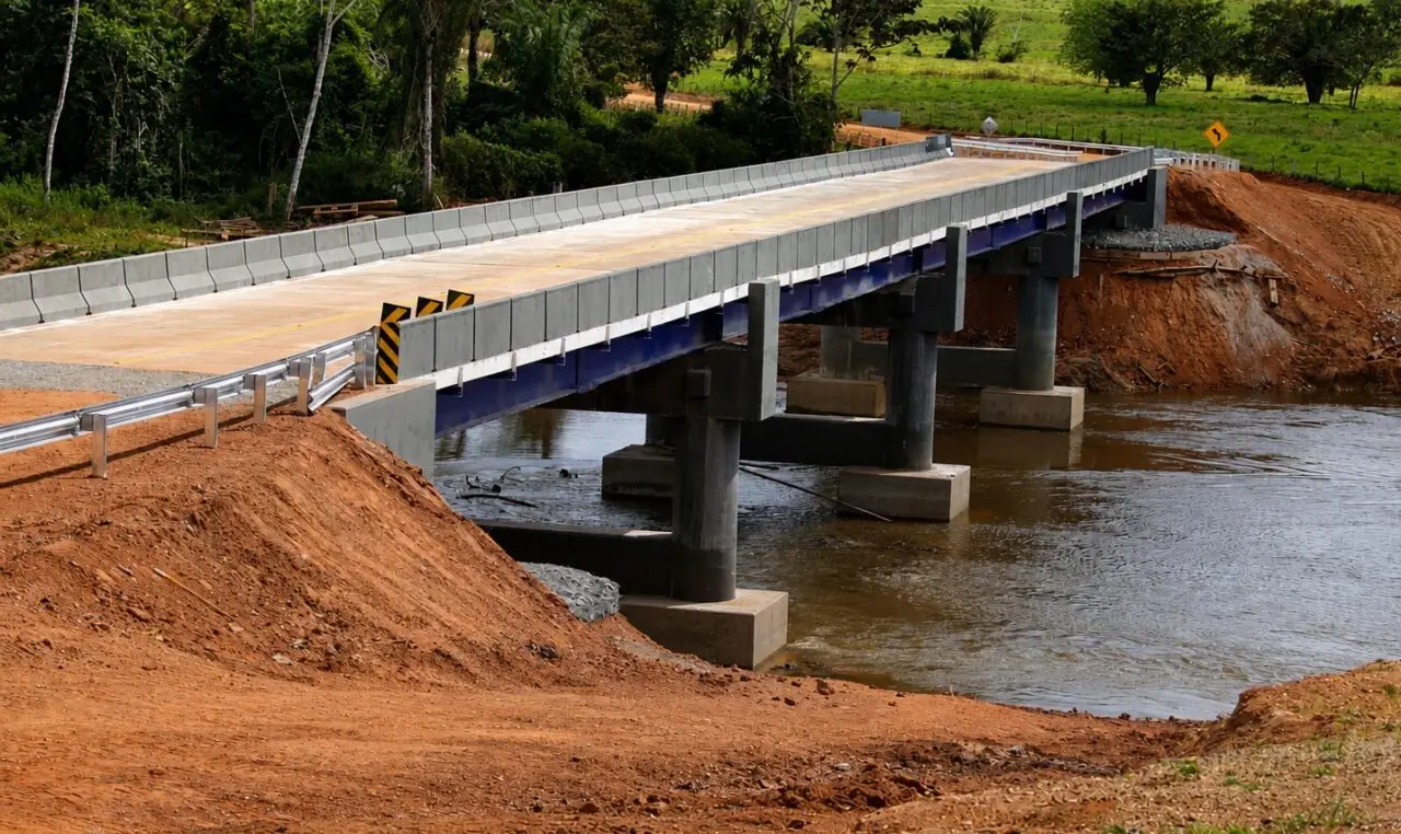 Ponte sobre o Rio Pimenta Bueno na RO-495 no Cone Sul entra na etapa final e tem tráfego liberado