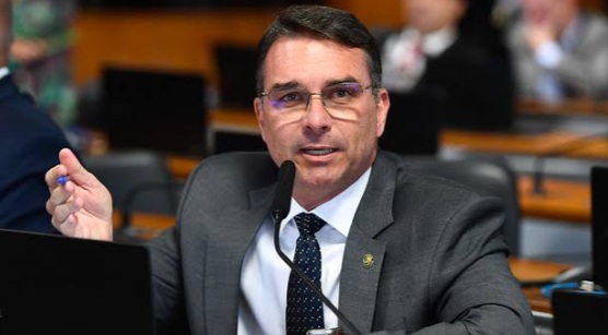 HAVERÁ MINISTRO CORAJOSO? - Flávio Bolsonaro leva gastos de publicidade do governo Lula para investigação do TCU

