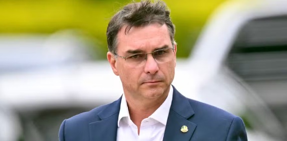 Flávio quer castração química, vender Correios e reduzir maioridade
