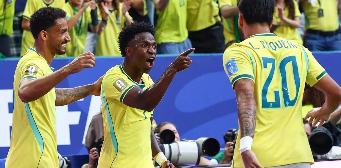 Com gol nos acréscimos, Brasil vira contra Japão e avança às oitavas