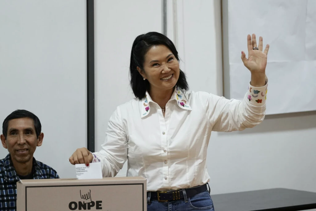 MAIS UMA DERROTA DA ESQUERDA - Keiko Fujimori, da direita, é eleita presidente no Peru com 50,13%

