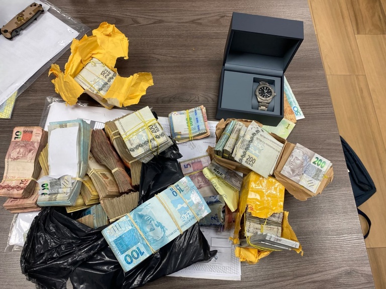 LADRÕES SAQUEIAM O BRASIL - PF reprime lavagem de dinheiro oriunda de desvio de recursos públicos