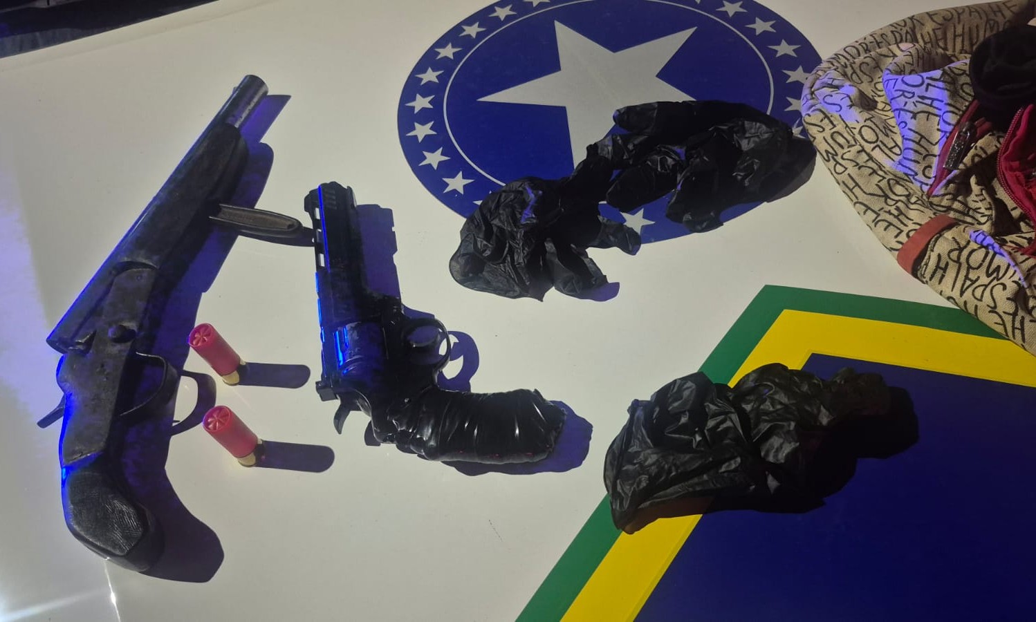 JUVENTUDE PERDIDA - Polícia Militar prende dois suspeitos e apreende adolescente com armas durante perseguição em Porto Velho