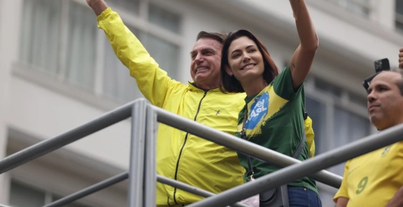 MULHER DE ATITUDE FORTE - Michelle Bolsonaro diz a aliados que não desistiu de candidatura

