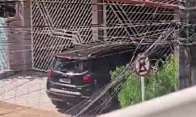 Estudante derruba o portão, invade casa com carro e atropela vizinho em Porto Velho