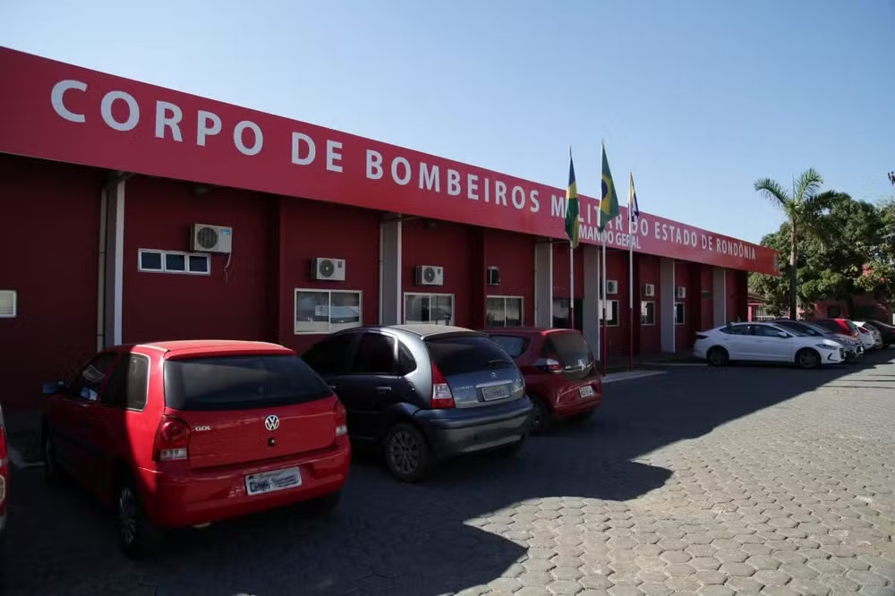 NA HORA CERTA - Bombeiro de folga resgata bebê dos braços da mãe em situação de risco em avenida de Porto Velho