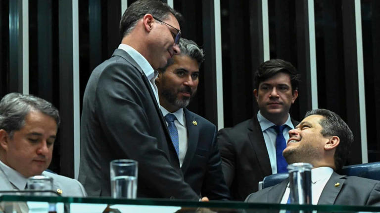 Por acordo com Flávio Bolsonaro, Alcolumbre quer derrubar PEC depois das eleições