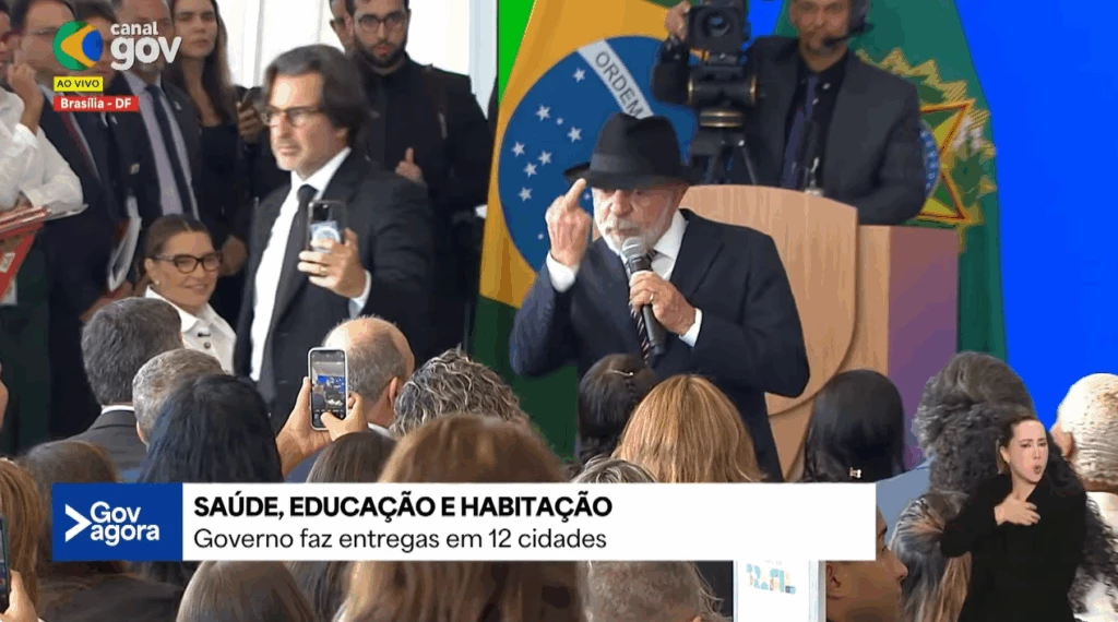 Lula mostra dedo do meio e fala palavrão: “Aqui pra eles”