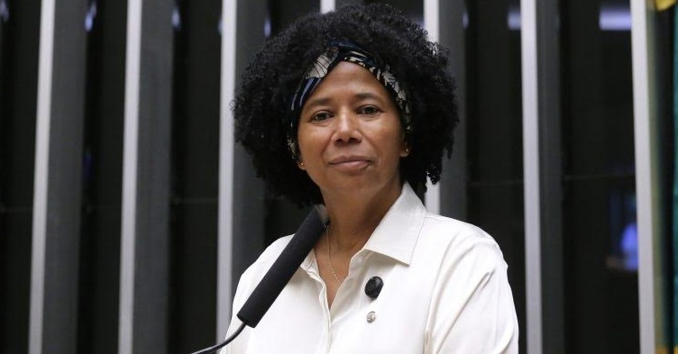 NA CÂMARA DOS DEPUTADOS - Sílvia Cristina assegura prioridade em abrigos ao idoso carente e sem família que possa cuidar 
