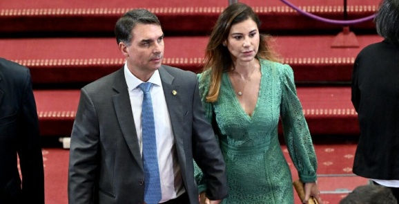 HORA DE SAIR DO CONFORTO - Esposa de Flávio, Fernanda Bolsonaro entrará na campanha

