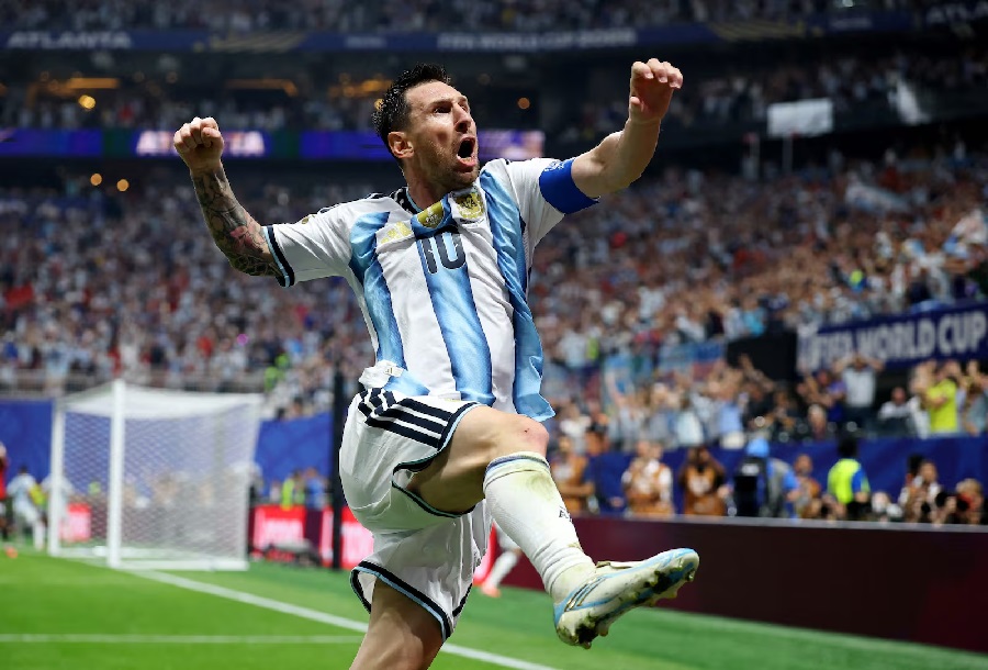 Messi marca, Argentina conquista virada histórica sobre o Egito e avança na Copa