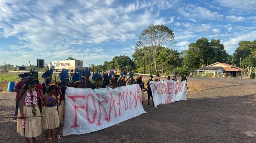 Sem médicos, remédios e estrutura, indígenas interditam a BR-364 para cobrar resposta do governo