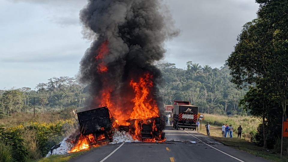 ACIDENTE NA BR-364 - Colisão entre caminhões mobiliza equipes de resgate próximo a Ariquemes