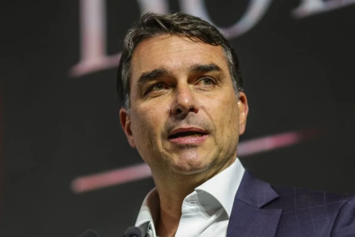 Por decisão de Moraes, Flávio não poderá visitar Bolsonaro antes do 1º turno