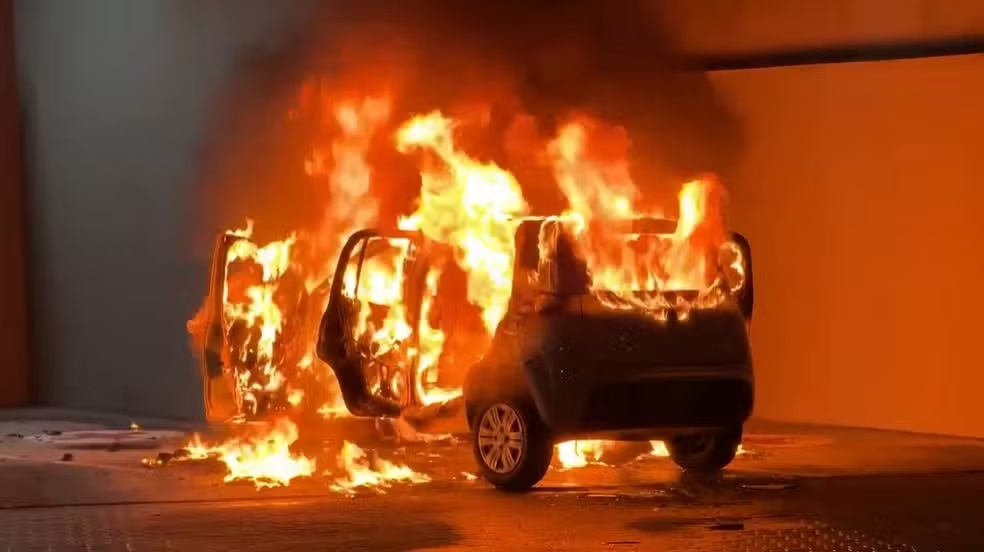 Criminosos retiram carro da frente de residência e incendeiam veículo em Porto Velho