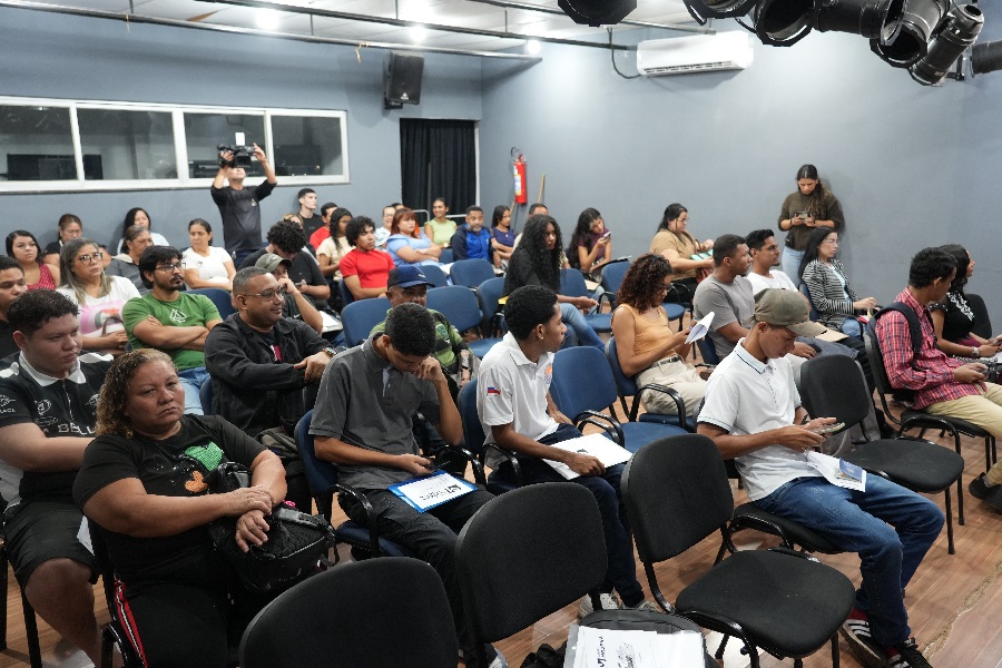 Mutirão de Empregos: Participantes vão em busca de vagas no mercado de trabalho

