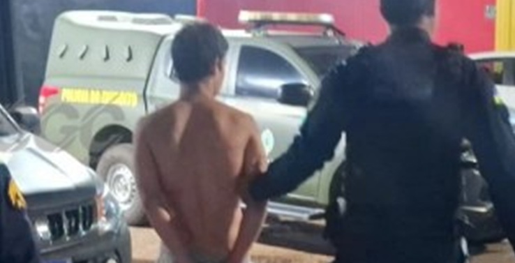 TERROR DENTRO DE CASA - Jovem ameaça familiares com facão e agride irmão de 14 anos em Porto Velho
