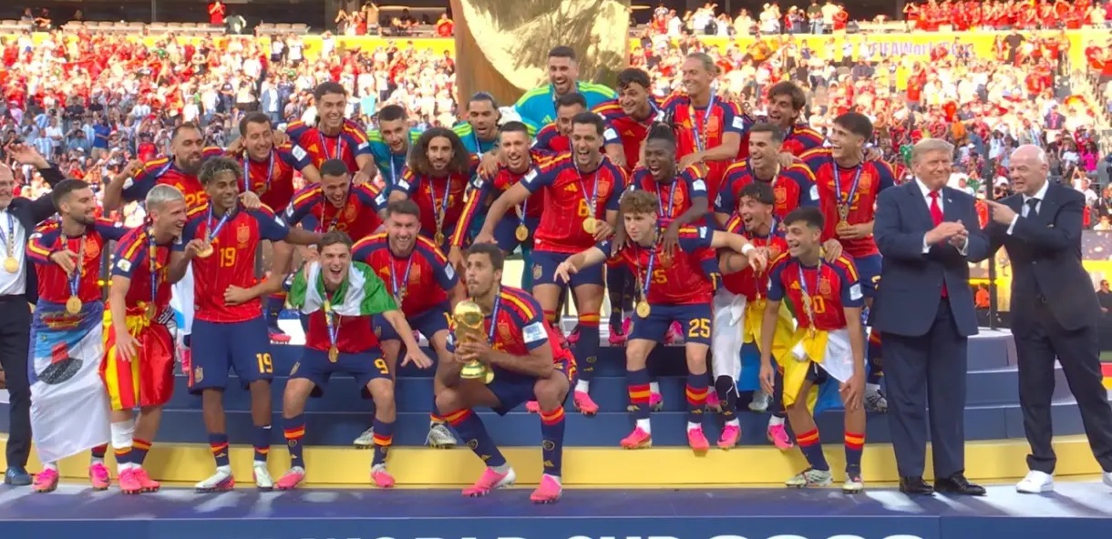 APLAUSOS E VAIAS - Trump é advertido ao dar um ‘jeitinho’ de ficar na foto dos campeões da Copa

