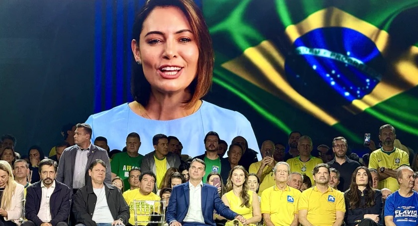 Aparição estratégica de Michelle sela trégua familiar e impulsiona candidatura de Flávio ao Planalto