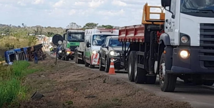 Carreta tomba após colisão com ônibus que transportava pacientes entre Cacoal e Presidente Médici