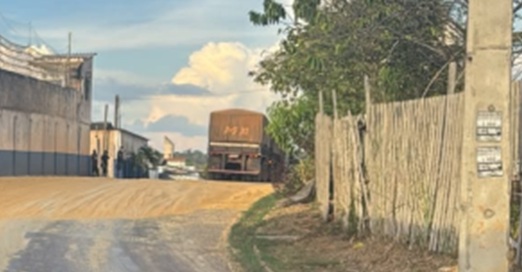 ACIDENTE NA ESTRADA DA PENAL - Colisão entre carretas espalha carga de milho na pista em frente à Colônia Penal de Porto Velho

