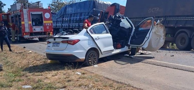 TRAGÉDIA NA BR-364 - Colisão frontal entre carro e carreta mata mulher, deixa três feridos graves e interdita a BR-364 em Rondônia

