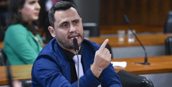 Cleitinho contraria partido e diz que disputará o governo de MG