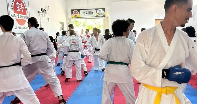 EXCELÊNCIA NAS ARTES MARCIAIS - Seminário reúne mais de 50 campeões de karatê e prepara os atletas de Rondônia

