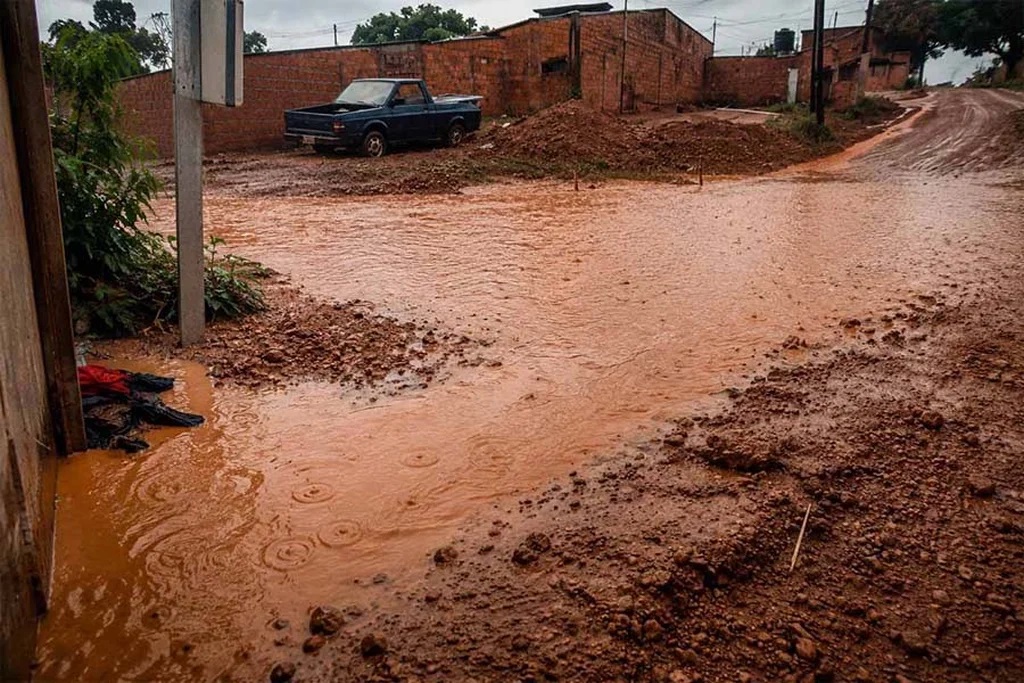 Moradores denunciam prejuízos após obra do Tchau Poeira e cobram solução para alagamentos em Porto Velho