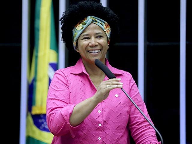 Sílvia Cristina afirma que valores ensinados pelos pais lavadeira e trabalhador braçal, nunca serão esquecidos