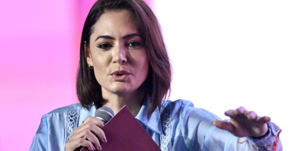 Michelle diz que ainda vai definir se será candidata: “Estou presa com meu marido”