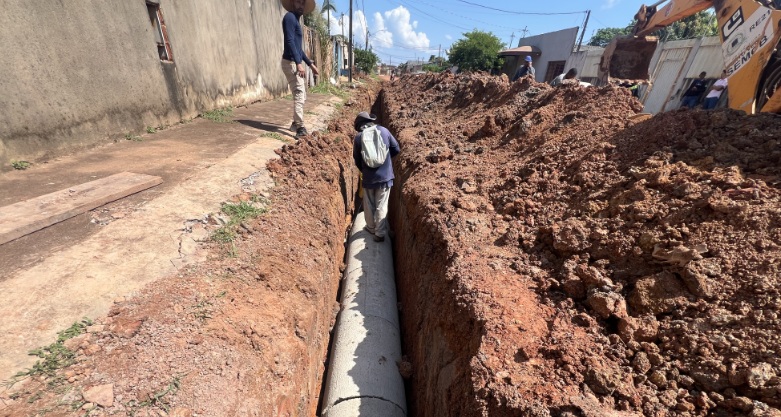 EVITANDO INVASÃO DAS ÁGUAS - Drenagem avança na Rua Vasco da Gama no bairro três Marias



