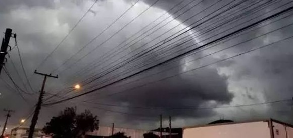 Temporal com fortes rajadas de vento assusta moradores e atinge zona Sul de Porto Velho