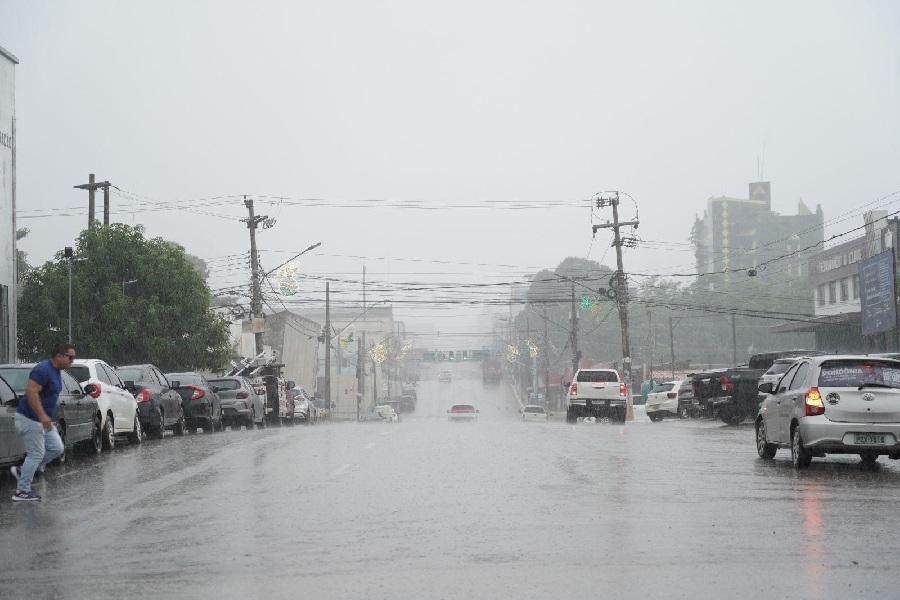 TEMPORAL VIOLENTO - Tempestade provoca caos em Rondônia, assusta ribeirinhos e causa naufrágio no Rio Madeira
