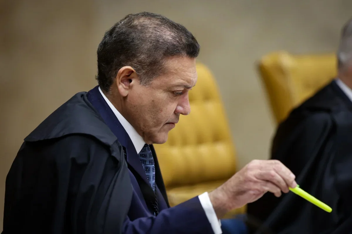 JÁ PODE REGISTRAR CANDIDATURA - Presidente do TSE, Nunes Marques restabelece filiação de Flávio ao PL