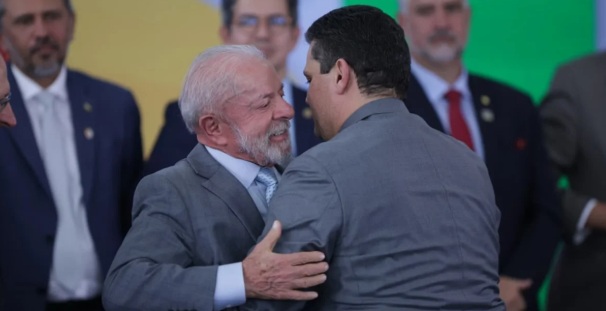 Ao lado de Alcolumbre, Lula visita navio-sonda da Petrobras no Amapá