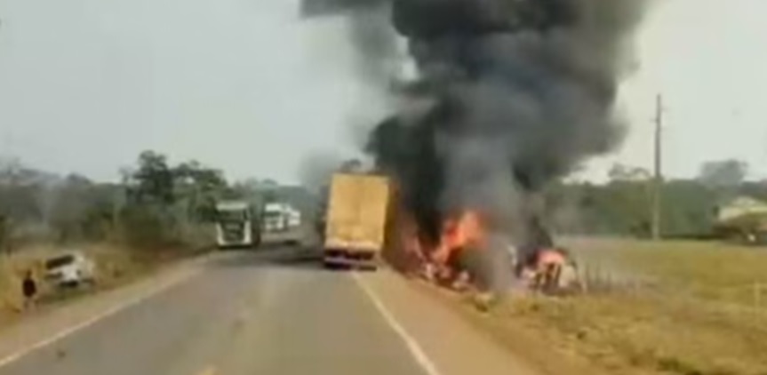 TRAGÉDIA NA BR-364 - Colisão entre caminhões termina com dois mortos e explosão na BR-364

