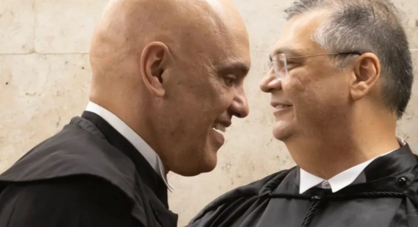 LÁ VEM CHUMBO GROSSO - Dino e Moraes sugerem revisão da dispensa de diploma para jornalista

