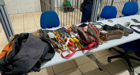 REMÉDIO PIOR QUE A DOENÇA - Homem é preso fazendo “gato” em poste e conta de energia de moradora dispara de R$ 100 para R$ 800

