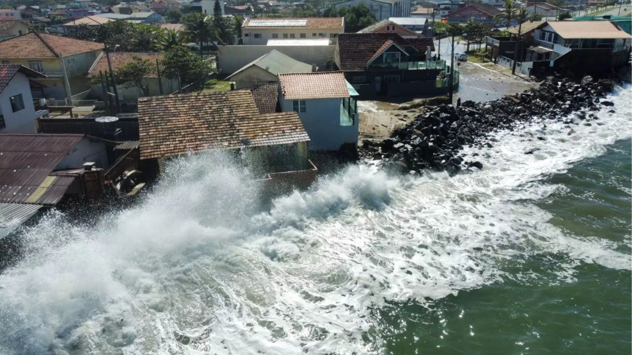 Ciclone extratropical deixa litoral de SC em alerta para ondas de até 3 metros e maré alta
