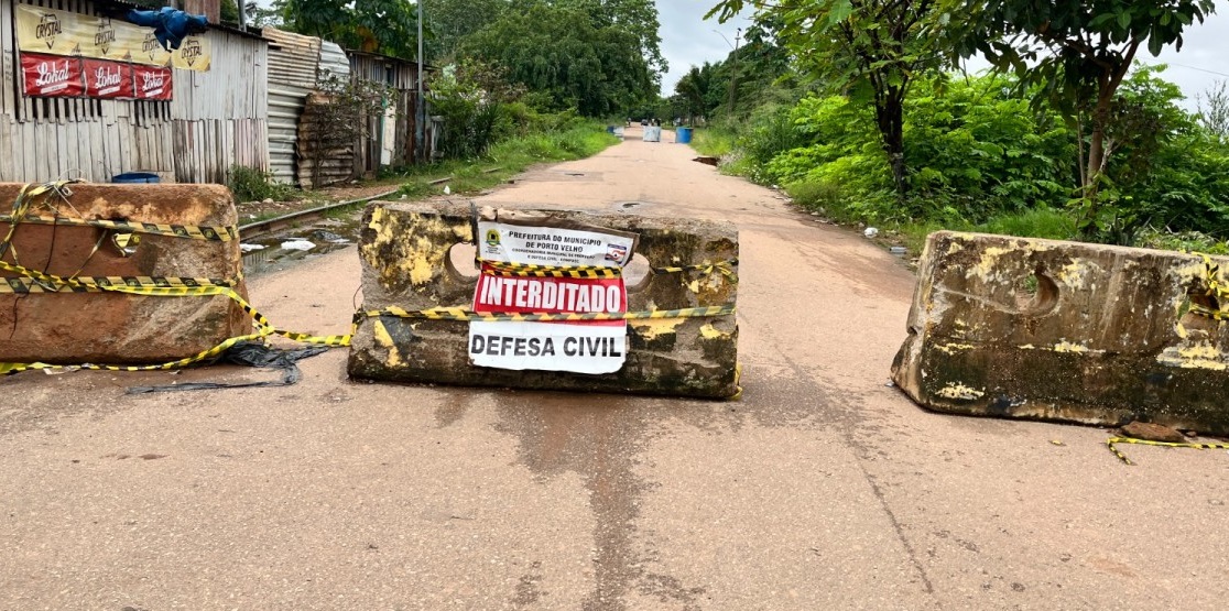 TRÂNSITO FECHADO - Prefeitura interdita trecho do Canal Santa Bárbara para recuperação de bueiro e contenção de erosão

