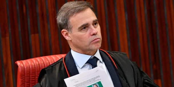 SUA EXCELÊNCIA O JUIZ - Mendonça manda retirar deepfake que liga Flávio a Vorcaro e rachadinha

