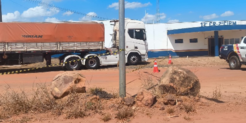 ESCONDIDO NA CARGA DE MILHO - Carreta com uma tonelada de explosivos e mercúrio é interceptada antes de passar por Vilhena
